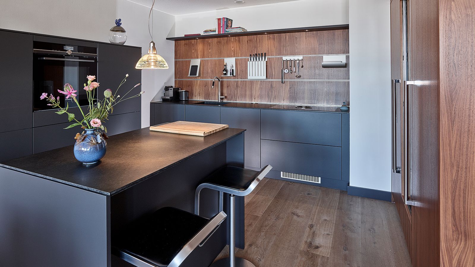 SieMatic Pure UKüche in samtmatt graphitgrau mit Nussholz Hochschrank